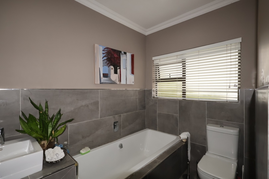 5 Bedroom Property for Sale in Vierlanden Western Cape